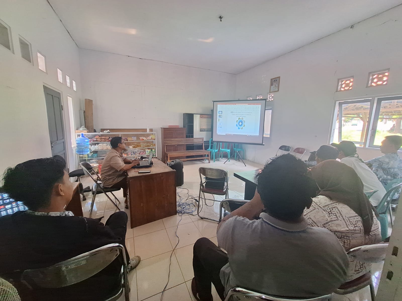 PENINGKATAN KAPASITAS PEMERINTAH DESA PALABUAN MENUJU DESA DIGITAL 